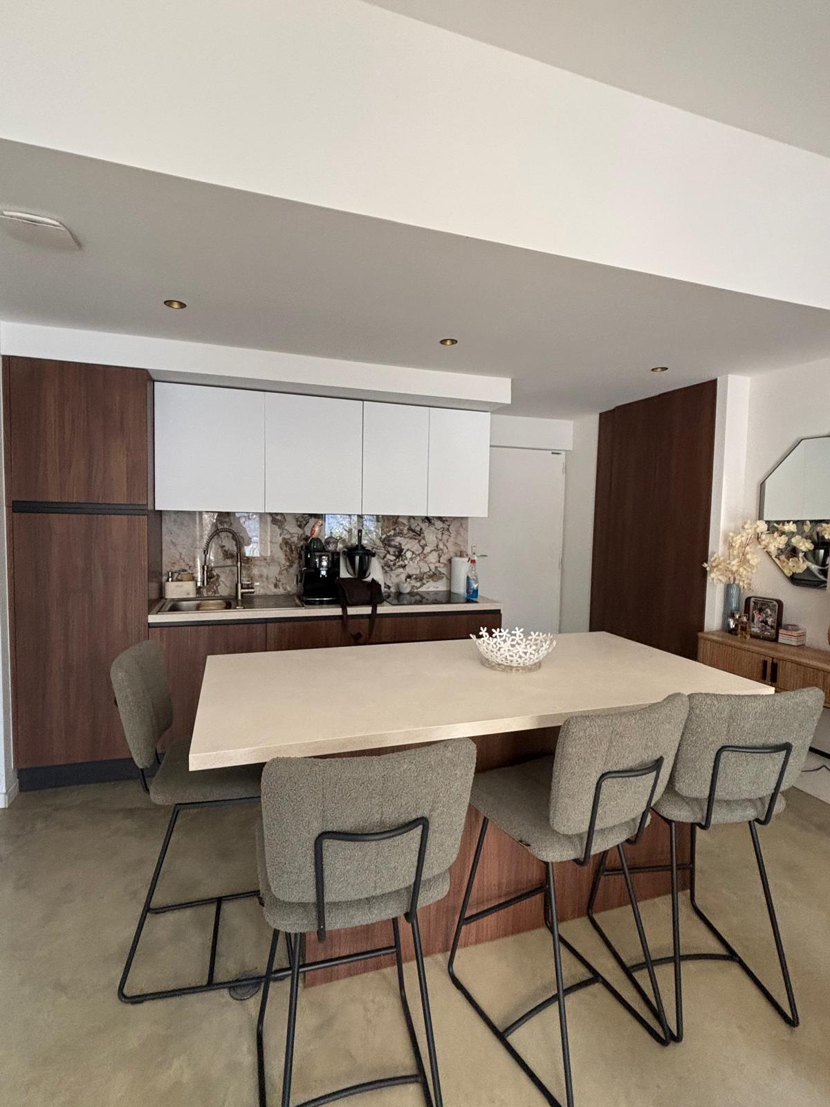 Open-plan kitchen and dining area with contemporary design